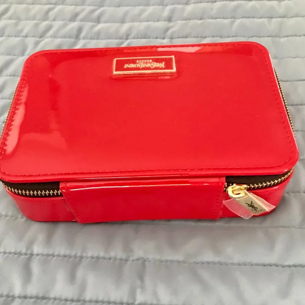 Yves Saint Laurent compact ysl